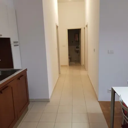 Apartment Nipper *