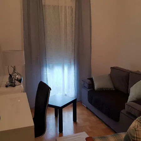 Apartment Nipper Split