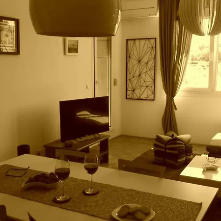 Apartment Nipper Split